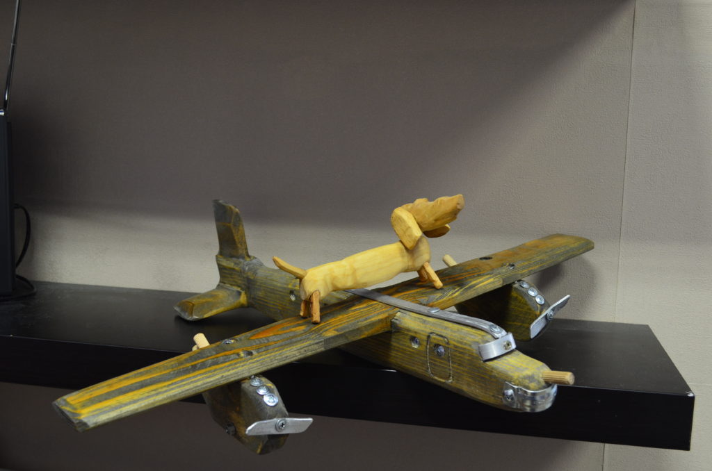 Самолет, игрушка из дерева
