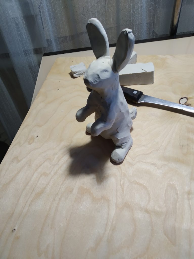 скульптура кролика из пластилина