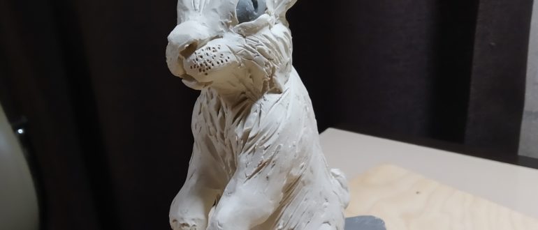 скульптура кролика из пластилина